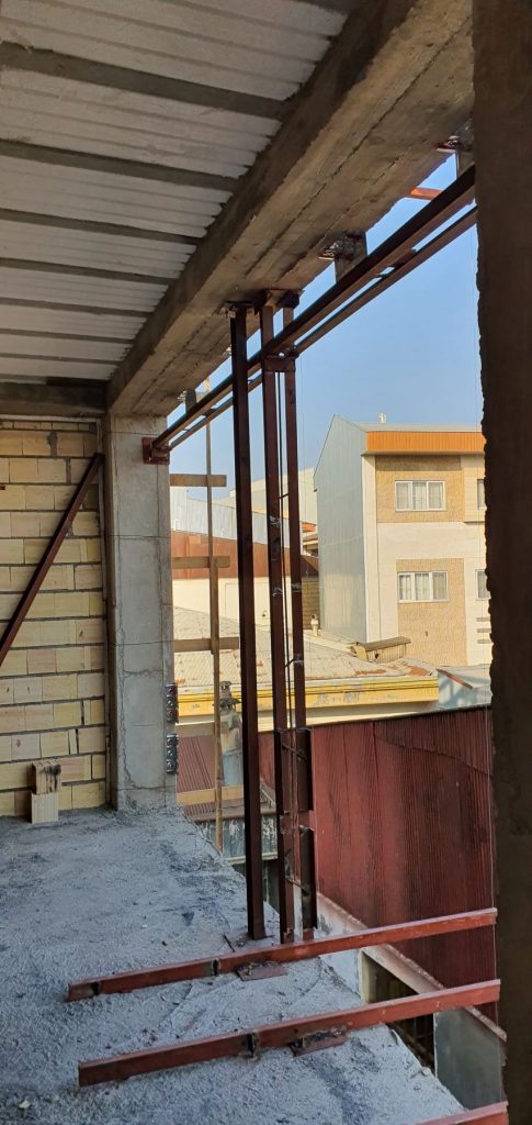 اجرای وال‌پست و نعل‌درگاه در پروژه ساختمانی در رشت